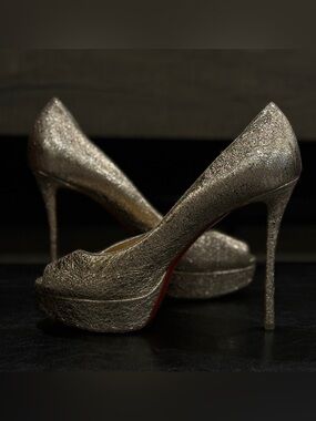 🪩✨ Christian Louboutin Metallic Rose Gold Peep-Toe Platform Pump with Red Sole